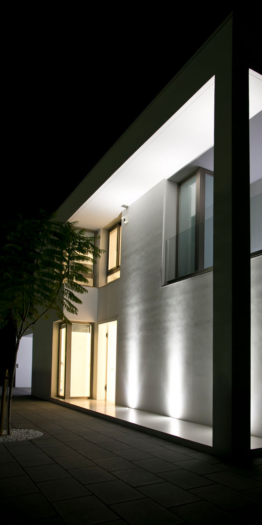 Iluminación en la fachada de la casa unifamiliar en Valencia homify Casas unifamiliares Concreto