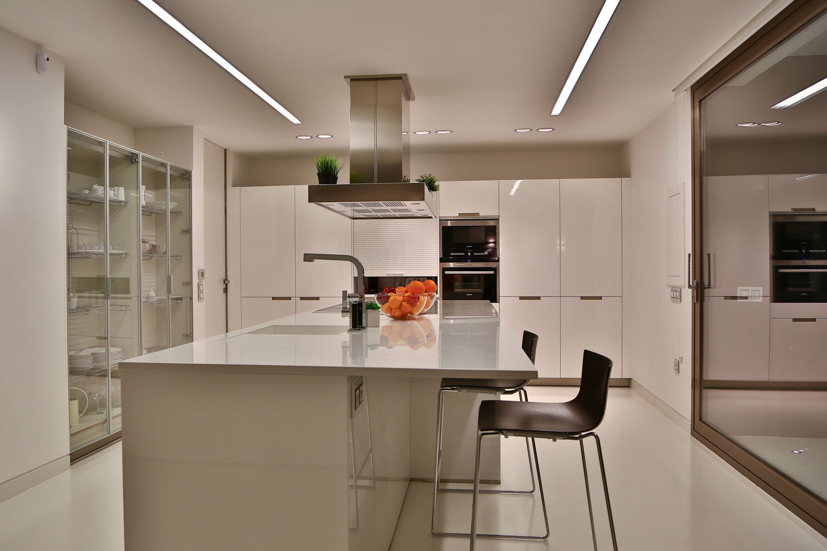 Vivienda Unifamiliar Picassent (2012) homify Cocinas integrales Mármol Blanco arquitectura,diseño,interiorismo,vivienda,chalet,unifamiliar,moderno,minimalista,valencia,españa,jardin,cocina