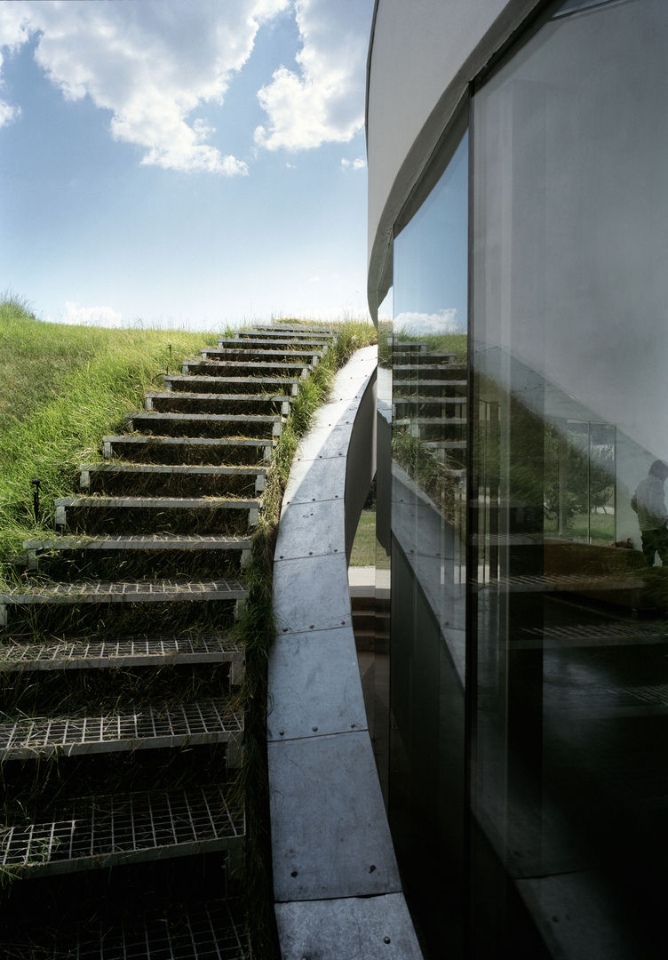 Outrial House, KWK Promes KWK Promes Staircase, Corridor and Hallway