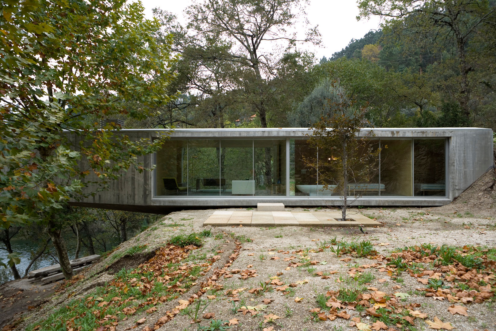 Casa no Gerês, CORREIA/RAGAZZI ARQUITECTOS CORREIA/RAGAZZI ARQUITECTOS บ้านและที่อยู่อาศัย