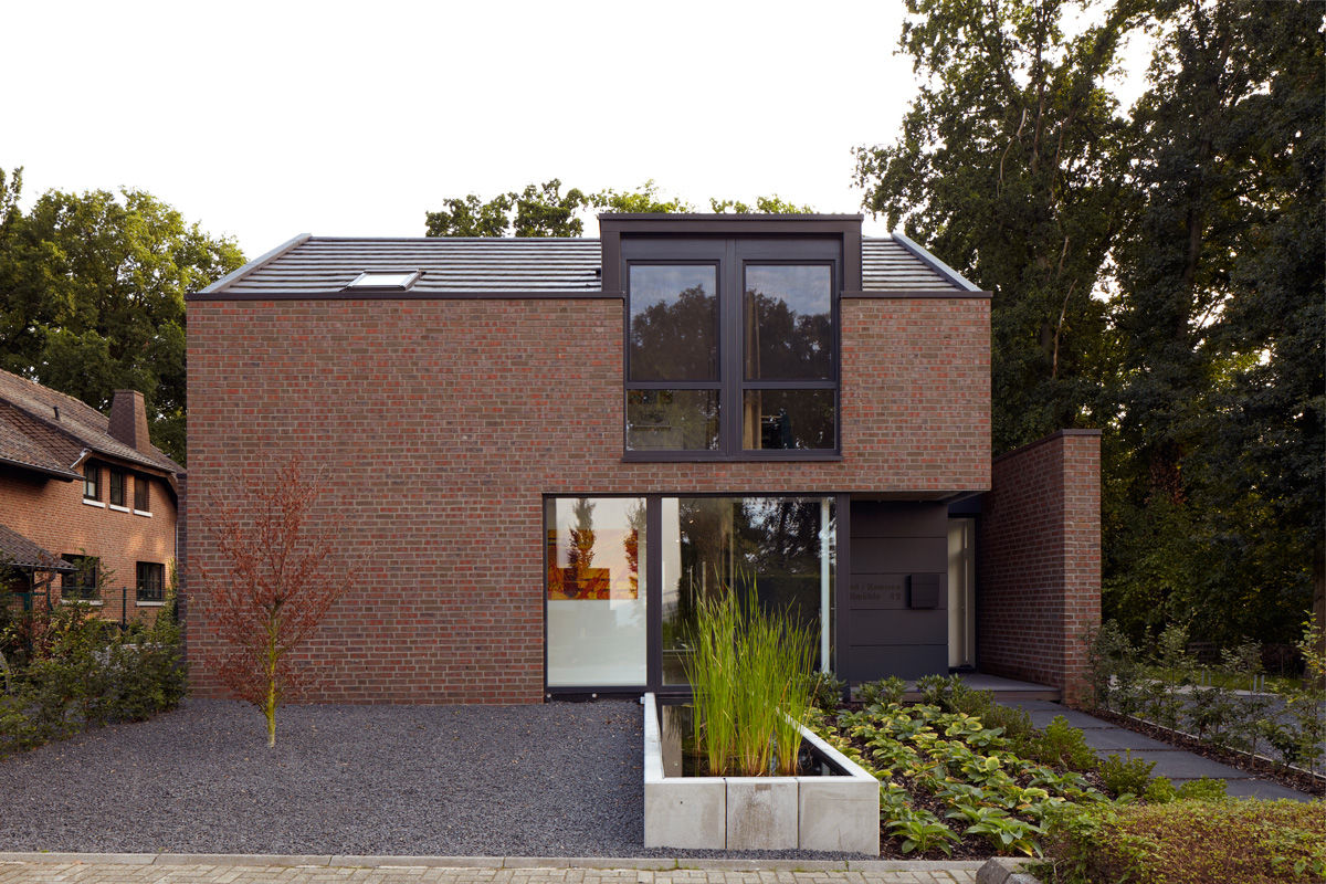 Haus im Wald, K3- Planungsstudio K3- Planungsstudio Moderne Häuser Ziegel Pflanze,Eigentum,Fenster,Gebäude,Baum,Himmel,Haus,Leuchte,Hütte,Urban design