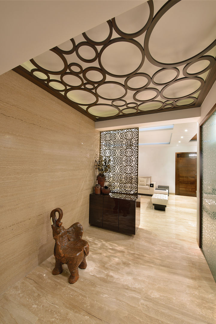 Residence at Khar, Milind Pai - Architects & Interior Designers Milind Pai - Architects & Interior Designers Modern corridor, hallway & stairs