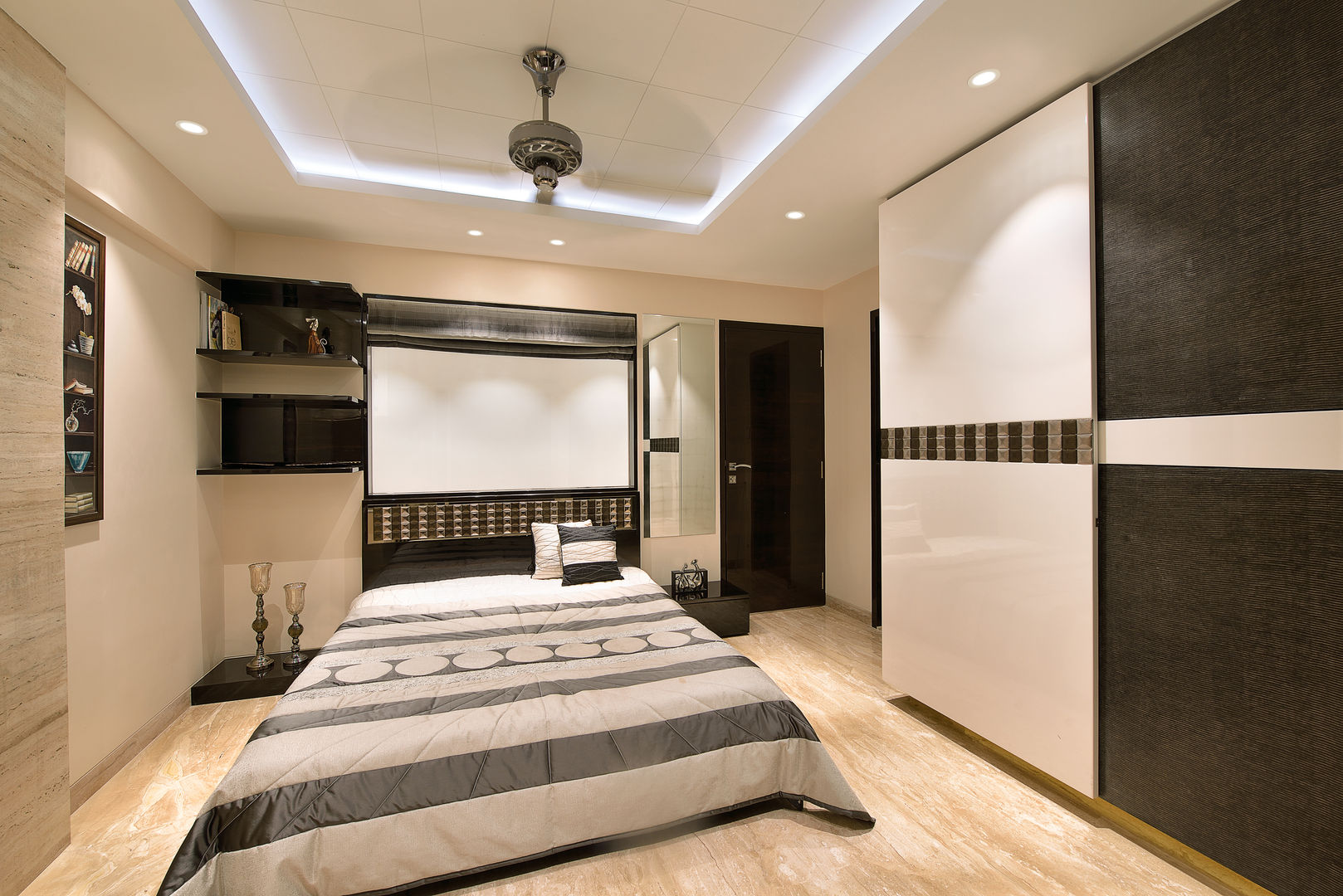 Residence at Khar, Milind Pai - Architects & Interior Designers Milind Pai - Architects & Interior Designers Bedroom