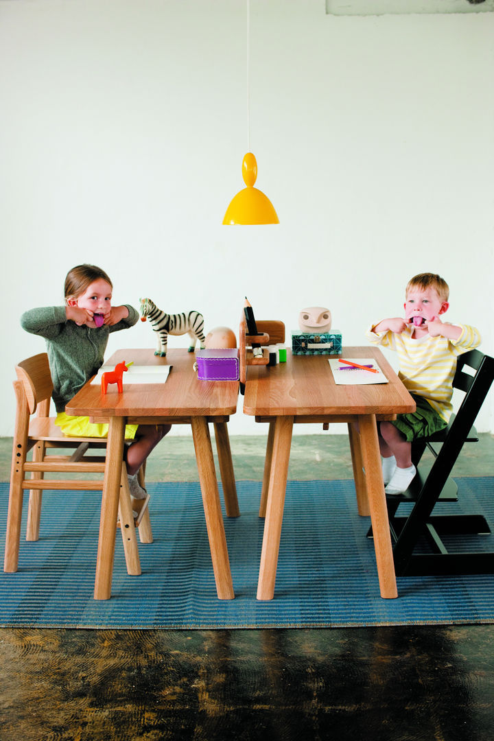 sarcle, 石田和人デザインスタジオ 石田和人デザインスタジオ モダンデザインの 子供部屋 机＆椅子