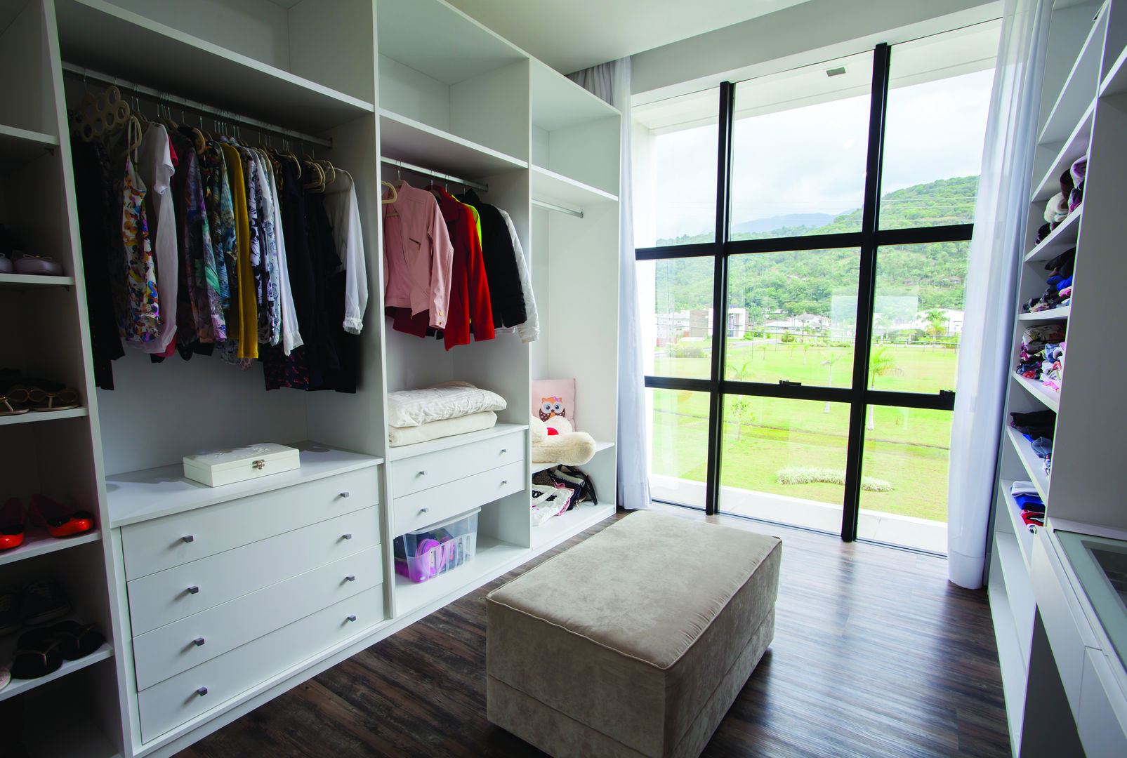 ZAAV-Casa-Interiores-1233, ZAAV Arquitetura ZAAV Arquitetura Closets Mobiliário,Propriedade,Construção,Prateleira,Janela,Madeira,Armários,Prateleiras,Pisos,Design de interiores