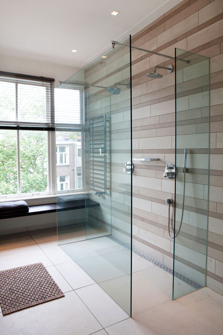 Familiehuis, Amsterdam Zuid, Binnenvorm Binnenvorm Modern style bathrooms Bathtubs & showers