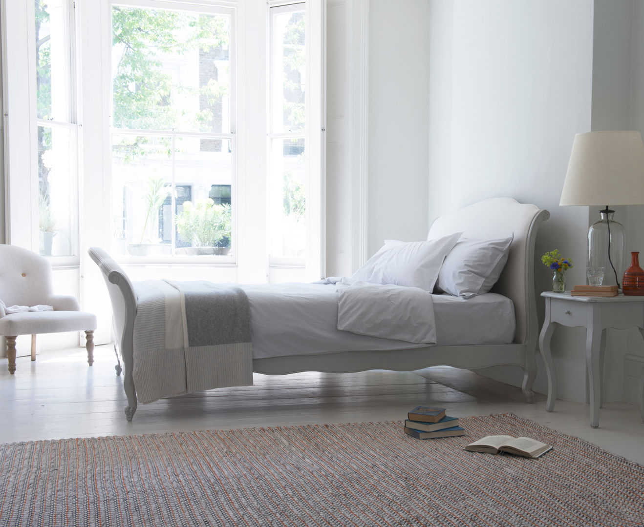 Antoinette bed in scuffed grey Loaf Camera da letto moderna Legno Effetto legno Letti e testate