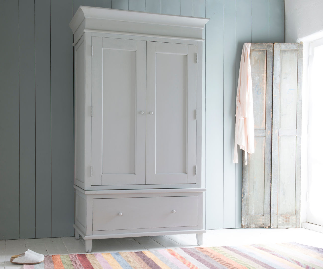 Atelier wardrobe in scuffed grey homify Chambre moderne Bois Effet bois Penderies et commodes