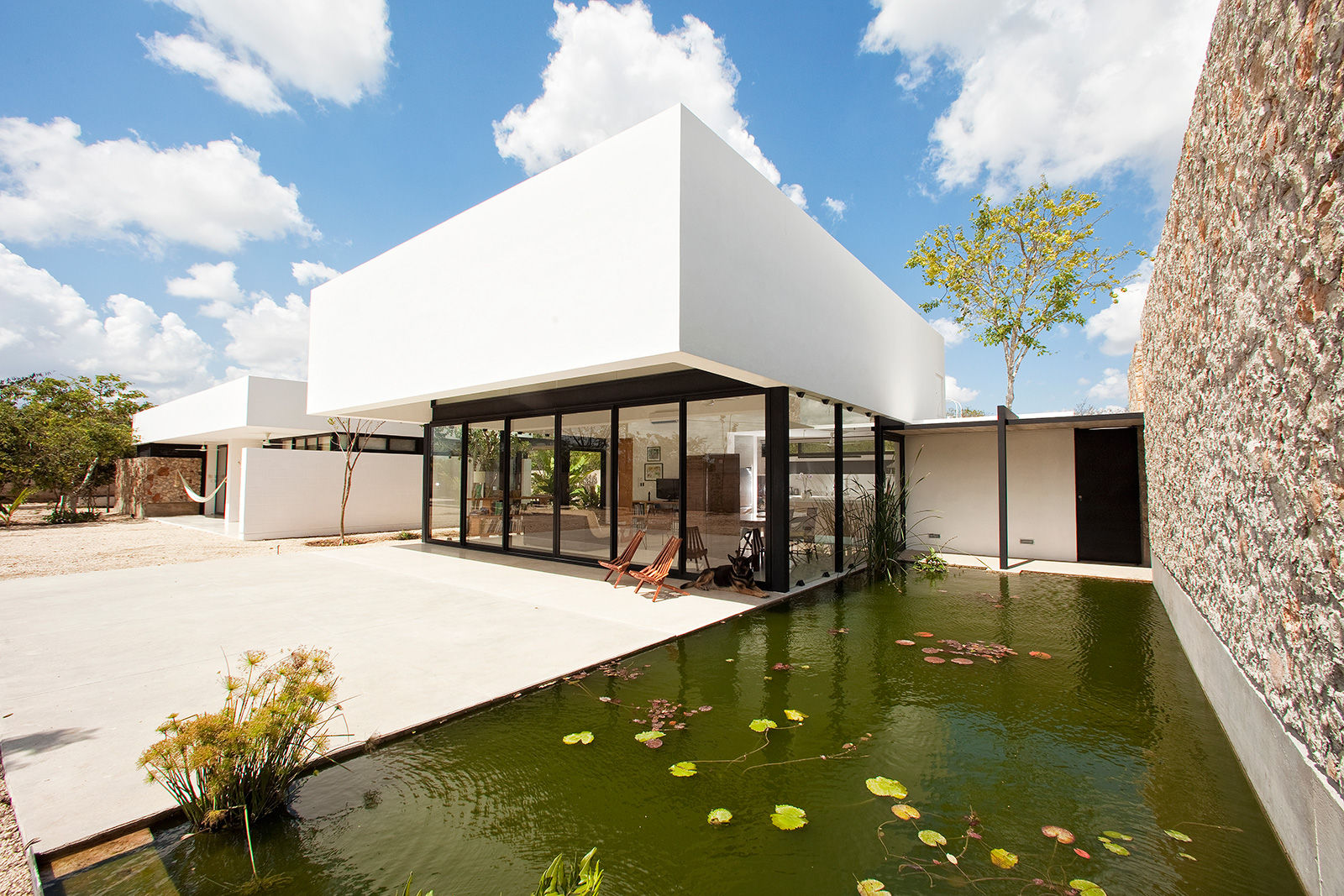 FACHADA Gonzalez Amaro Casas modernas Piedra