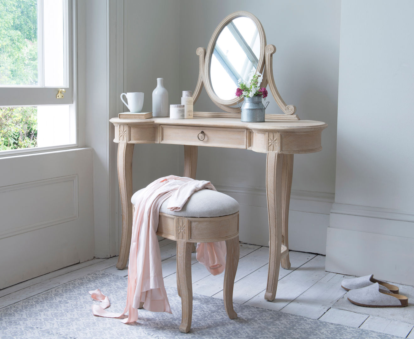 Nellie dressing table Loaf غرفة الملابس خشب Wood effect ديكورات واكسسوارات