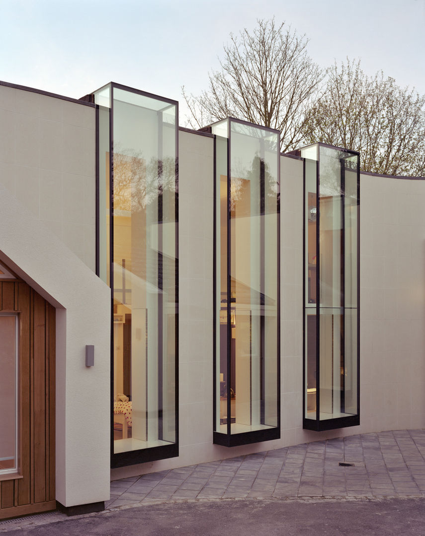 Linkside: Oversized Culmax Oriel Bay Windows Maxlight 모던스타일 창문 & 문