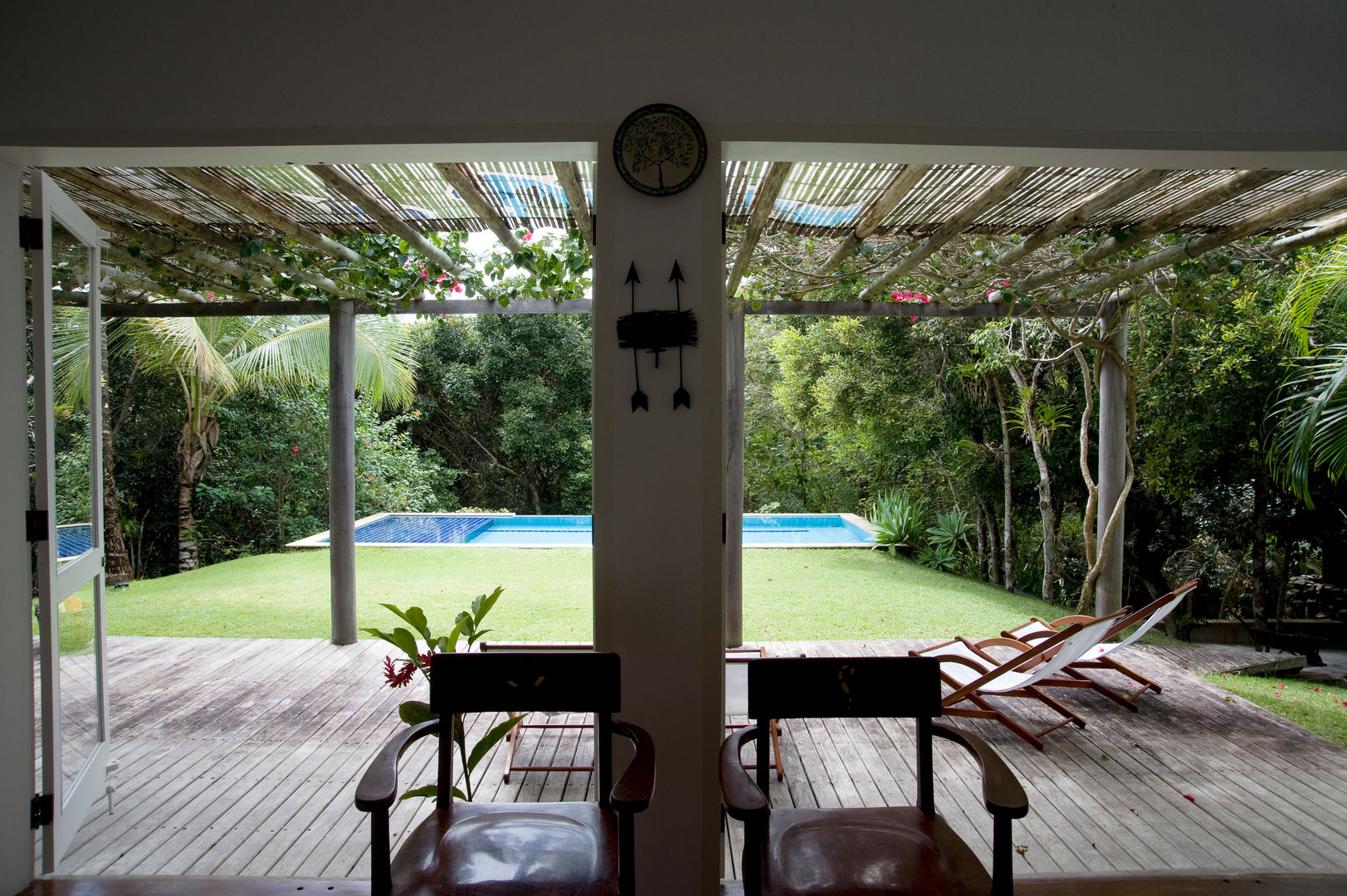 Residência Praia do Espelho - Trancoso/BA, Renata Romeiro Interiores Renata Romeiro Interiores Tropical style balcony, veranda & terrace