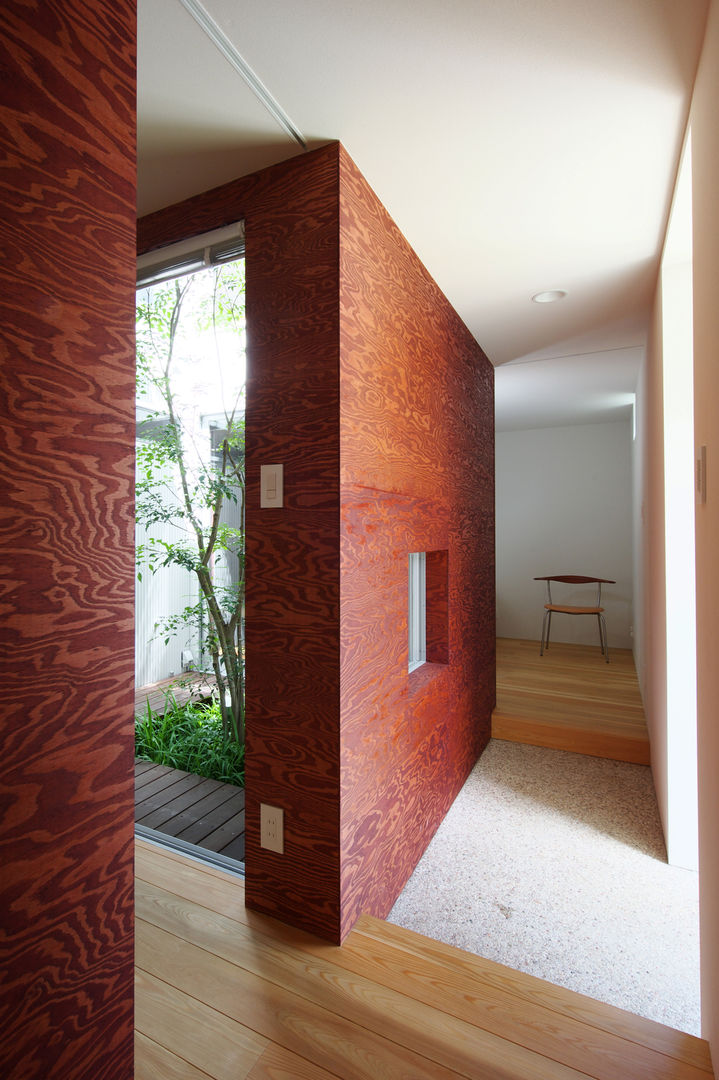 秦野の家, 萩原健治建築研究所 萩原健治建築研究所 Minimalist corridor, hallway & stairs