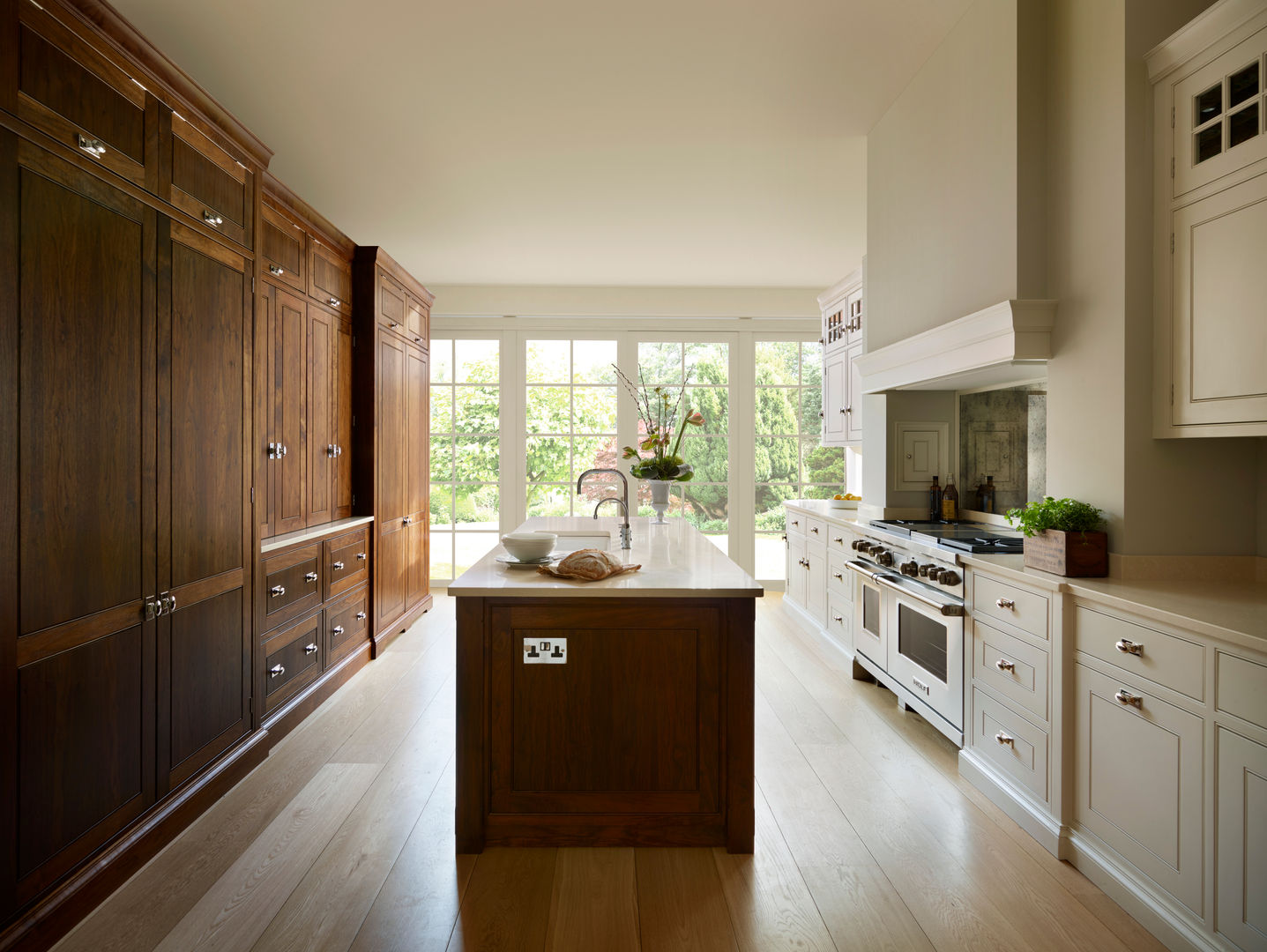 The Spenlow | A Luxury Bespoke Family Kitchen Humphrey Munson Klasyczna kuchnia