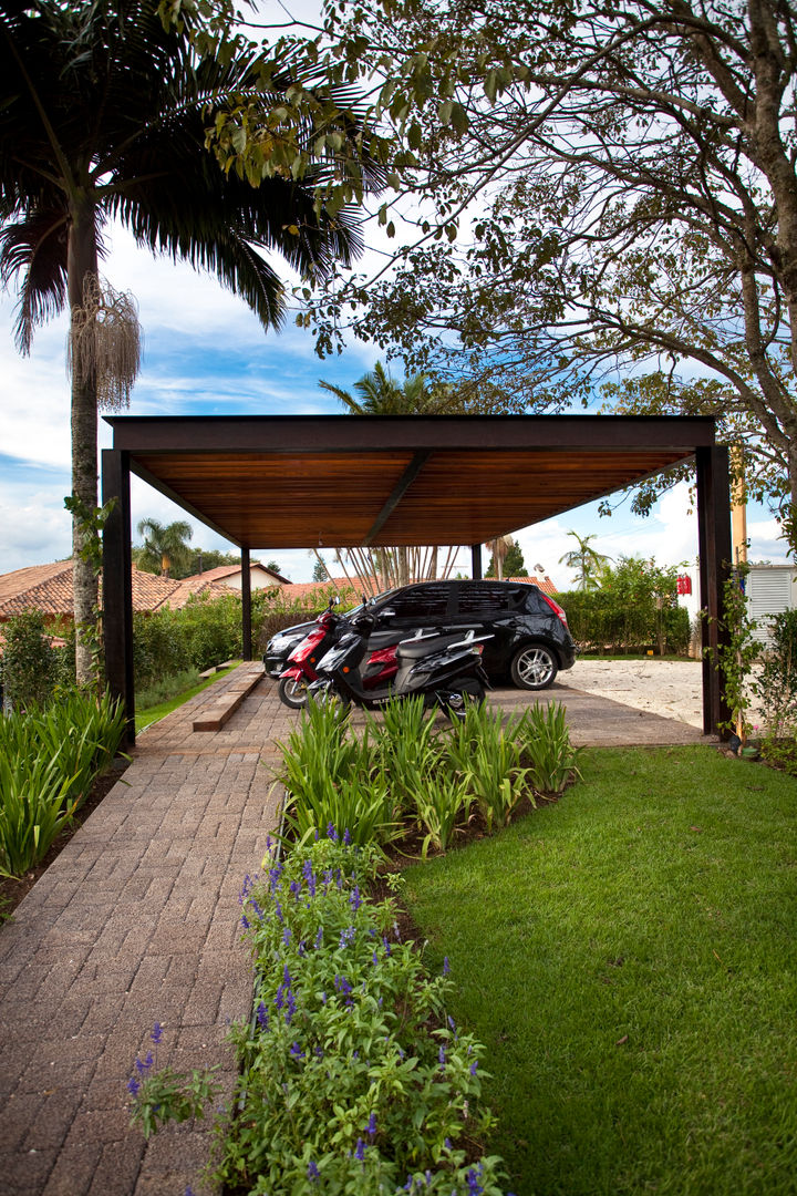 Casa em Ibiúna - SP, M.Lisboa Arquitetura e Interiores M.Lisboa Arquitetura e Interiores Garage/shed