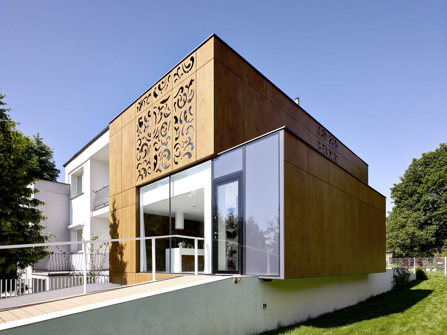 PERFORATED HOUSE EXTERIOR , KLUJ ARCHITEKCI KLUJ ARCHITEKCI منازل