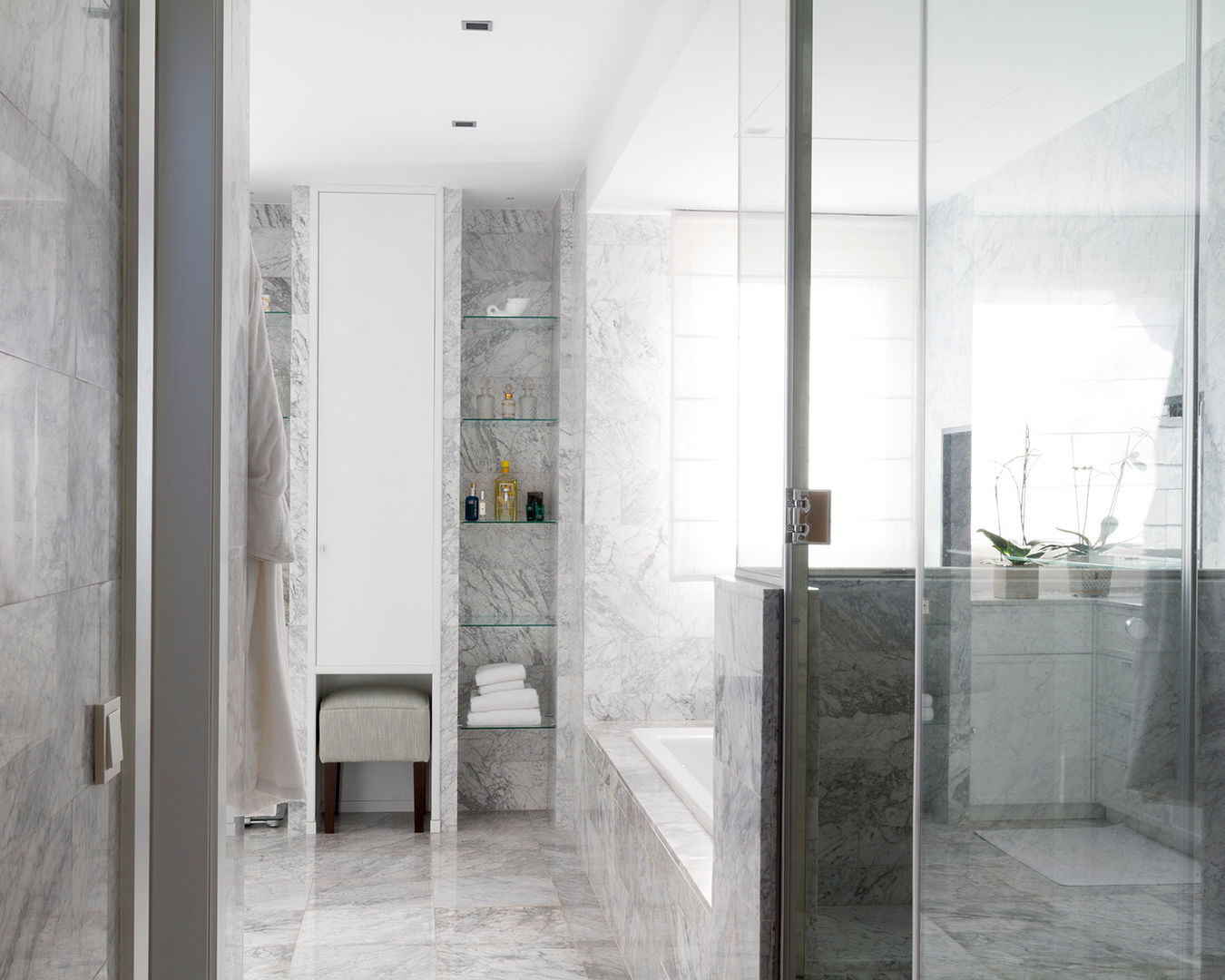 homify Modern bathroom