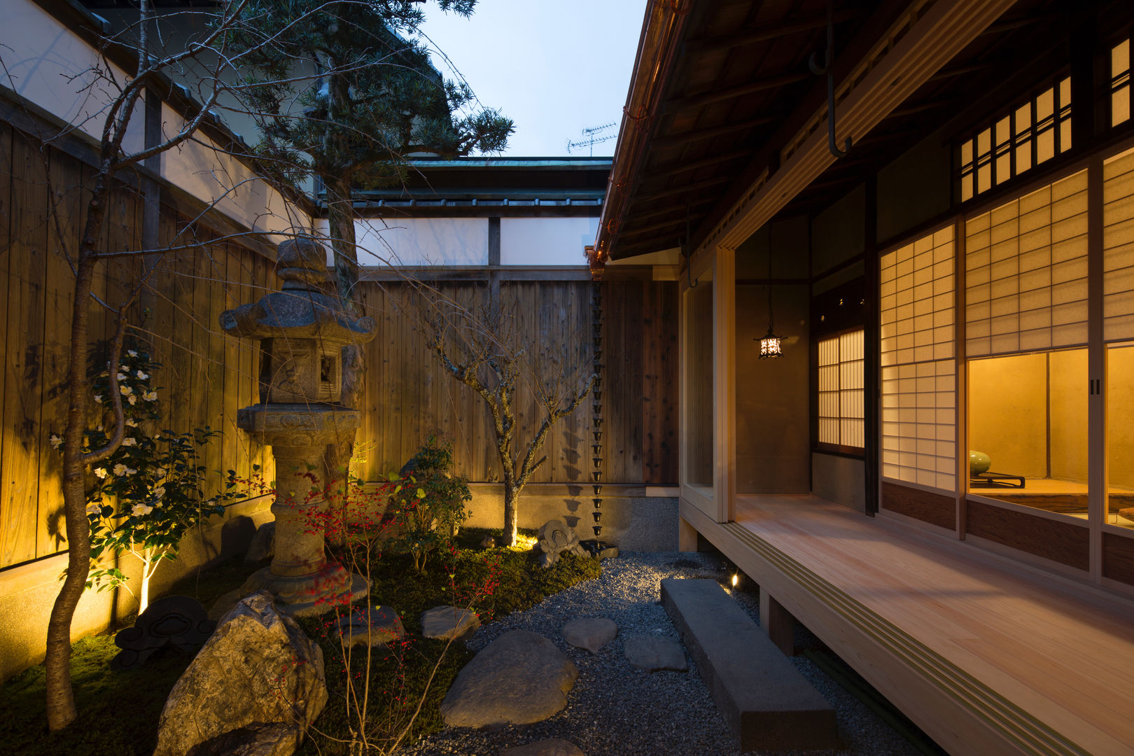 現代に息づく京都の町家, 一級建築士事務所 (有)ＢＯＦアーキテクツ 一級建築士事務所 (有)ＢＯＦアーキテクツ Jardines asiáticos