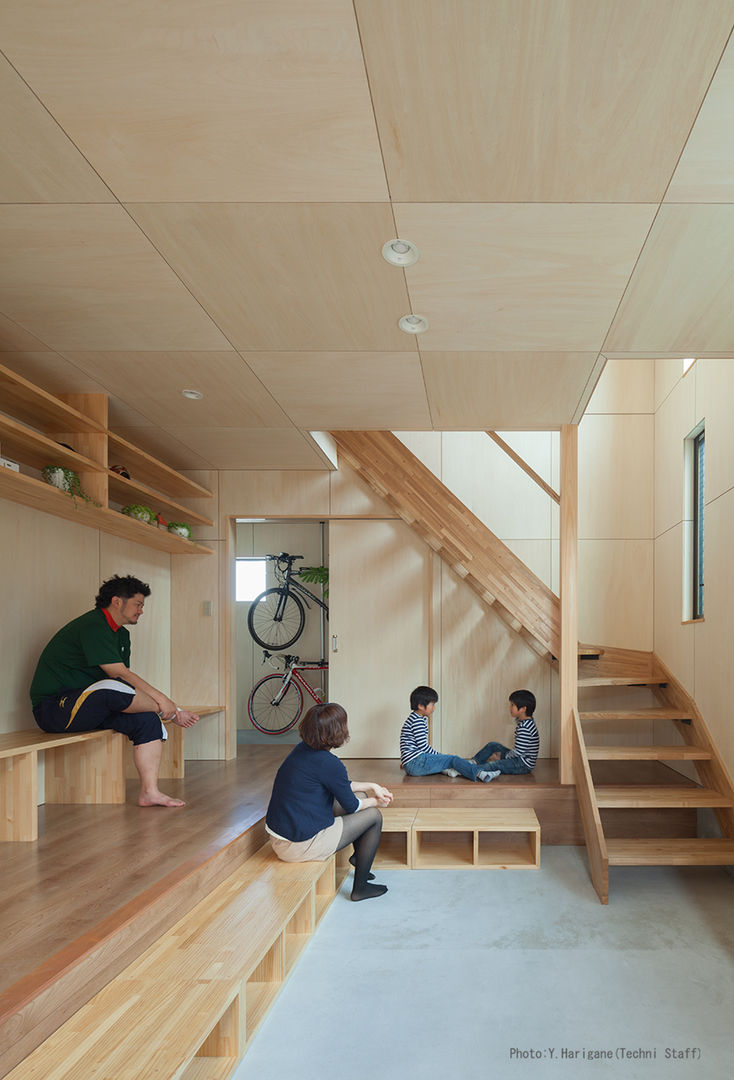 LINK HOUSE, 松岡健治一級建築士事務所 松岡健治一級建築士事務所 Minimalist living room Plywood