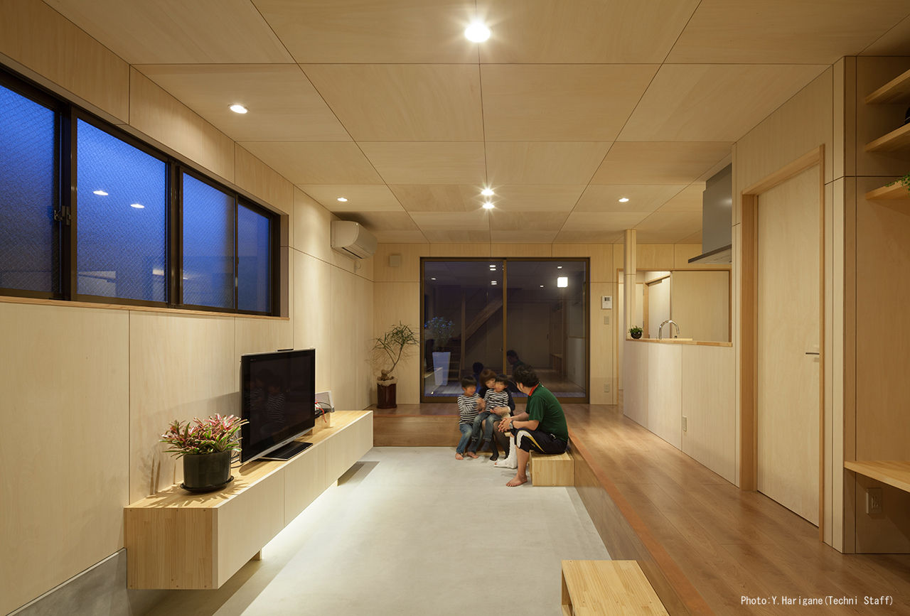 LINK HOUSE, 松岡健治一級建築士事務所 松岡健治一級建築士事務所 Minimalist living room Plywood