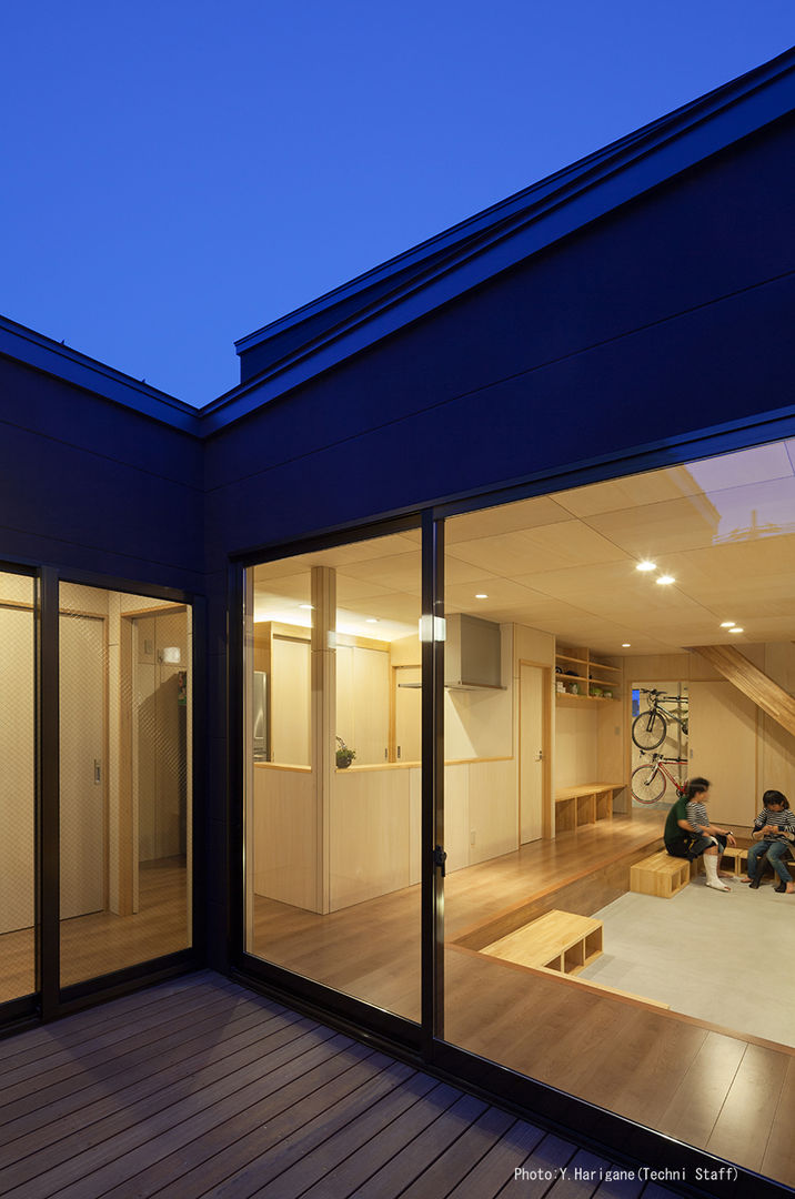 LINK HOUSE, 松岡健治一級建築士事務所 松岡健治一級建築士事務所 Minimalistyczny salon Sklejka