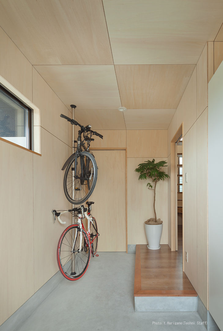 LINK HOUSE, 松岡健治一級建築士事務所 松岡健治一級建築士事務所 Minimalist corridor, hallway & stairs Plywood