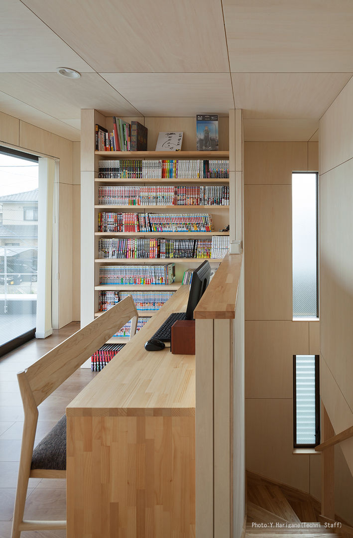 LINK HOUSE, 松岡健治一級建築士事務所 松岡健治一級建築士事務所 Minimalist corridor, hallway & stairs Plywood