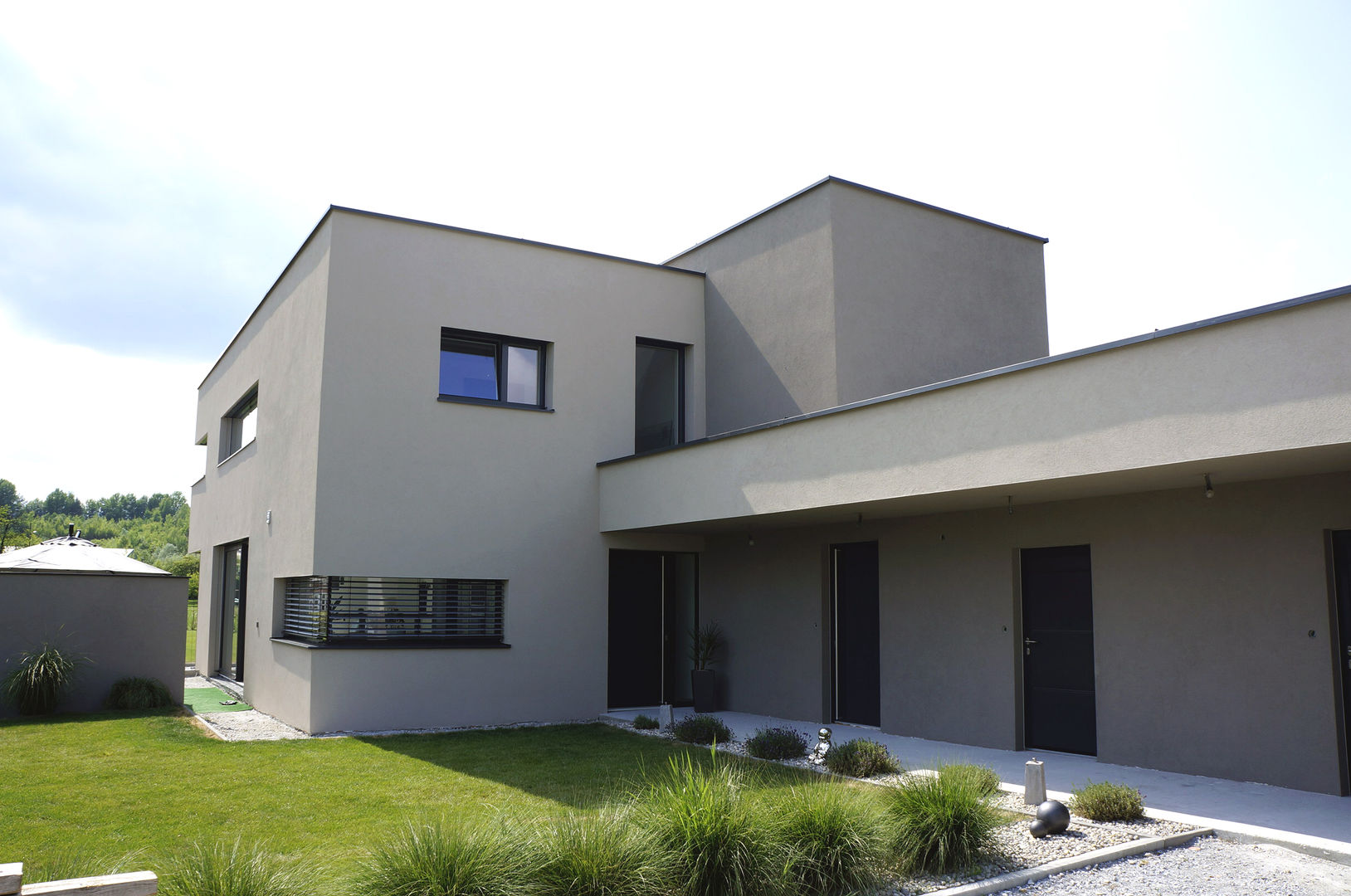 Einfamiliehaus S, up2 Architekten up2 Architekten โรงรถและหลังคากันแดด