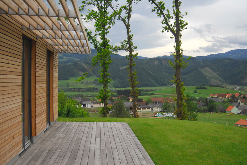 Wohnen am Land, Arch. DI Peter Polding ZT Arch. DI Peter Polding ZT بلكونة أو شرفة خشب Wood effect