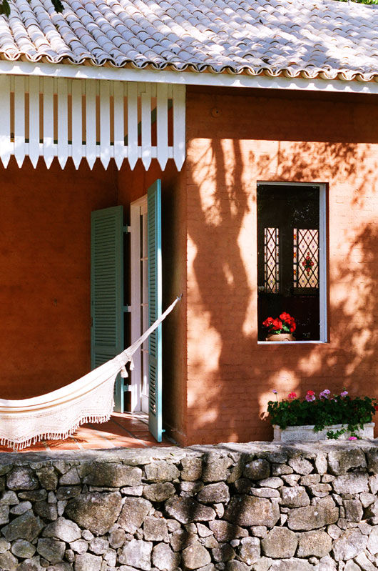 Casa de Campo - Ibiúna, Célia Orlandi por Ato em Arte Célia Orlandi por Ato em Arte Country style balcony, veranda & terrace Bricks