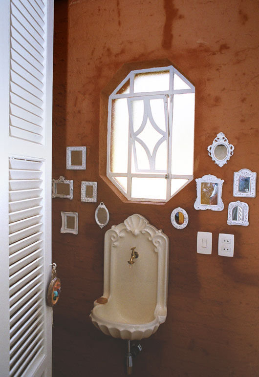 Casa de Campo - Ibiúna, Célia Orlandi por Ato em Arte Célia Orlandi por Ato em Arte Country style bathroom