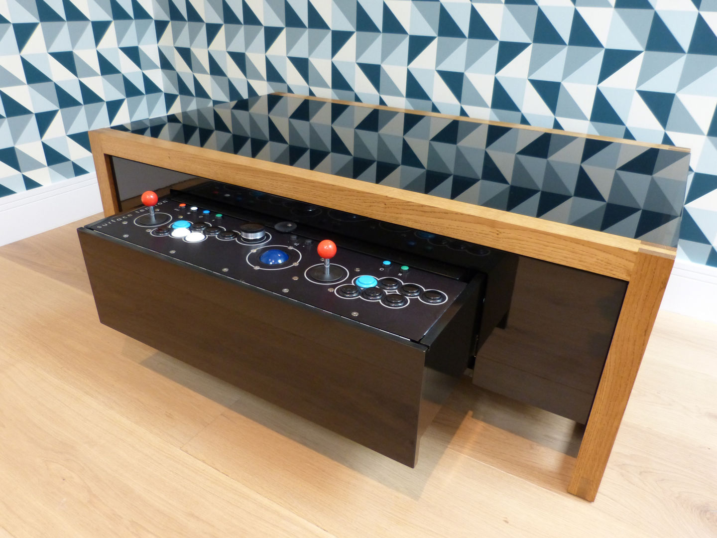 Nucleus arcade table in oak finish homify 모던스타일 미디어 룸 우드 우드 그레인 가구