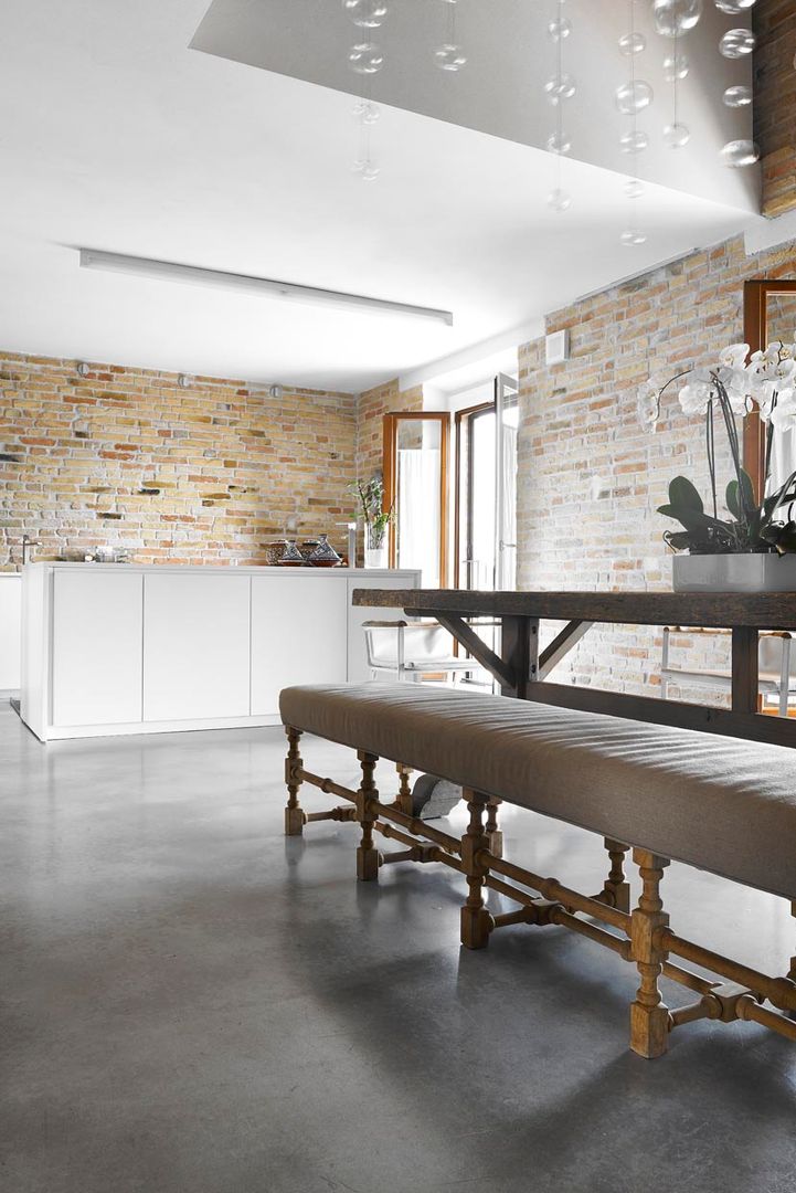 Una casa con stile e funzionalità: Design Rustico, Opera s.r.l. Opera s.r.l. Dining room