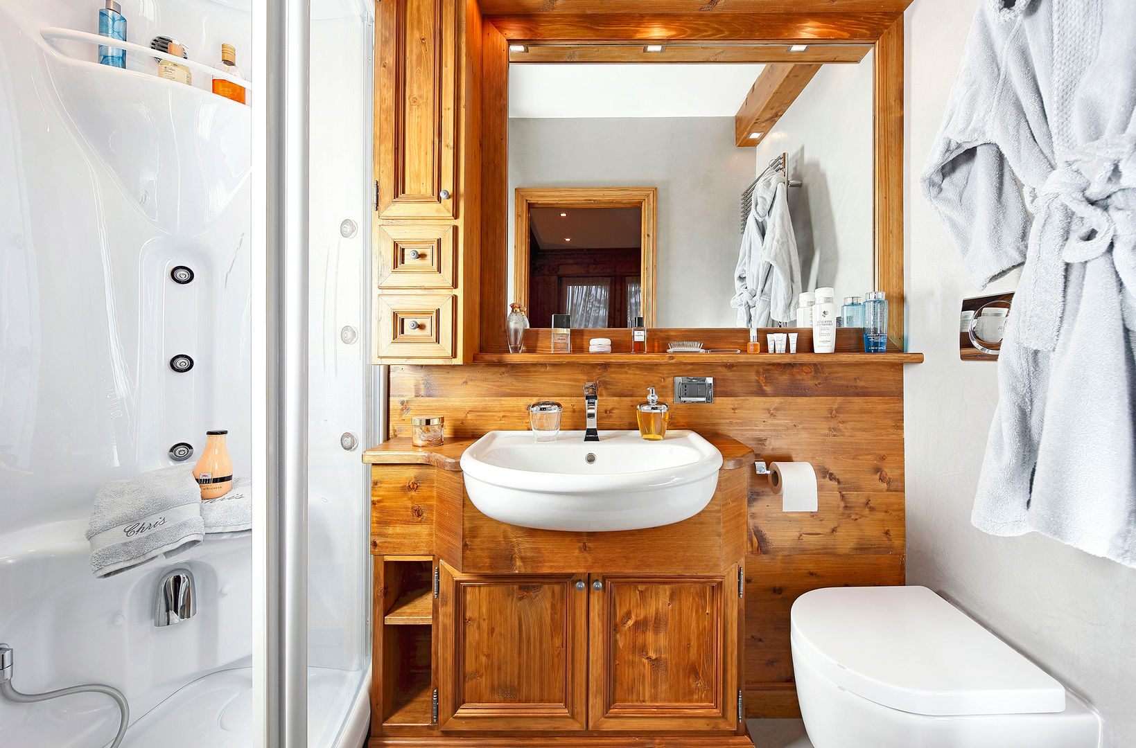 A tipical house with rock inside in Cortina d'Ampezzo, Ambra Piccin Architetto Ambra Piccin Architetto Bathroom لکڑی Wood effect Sinks