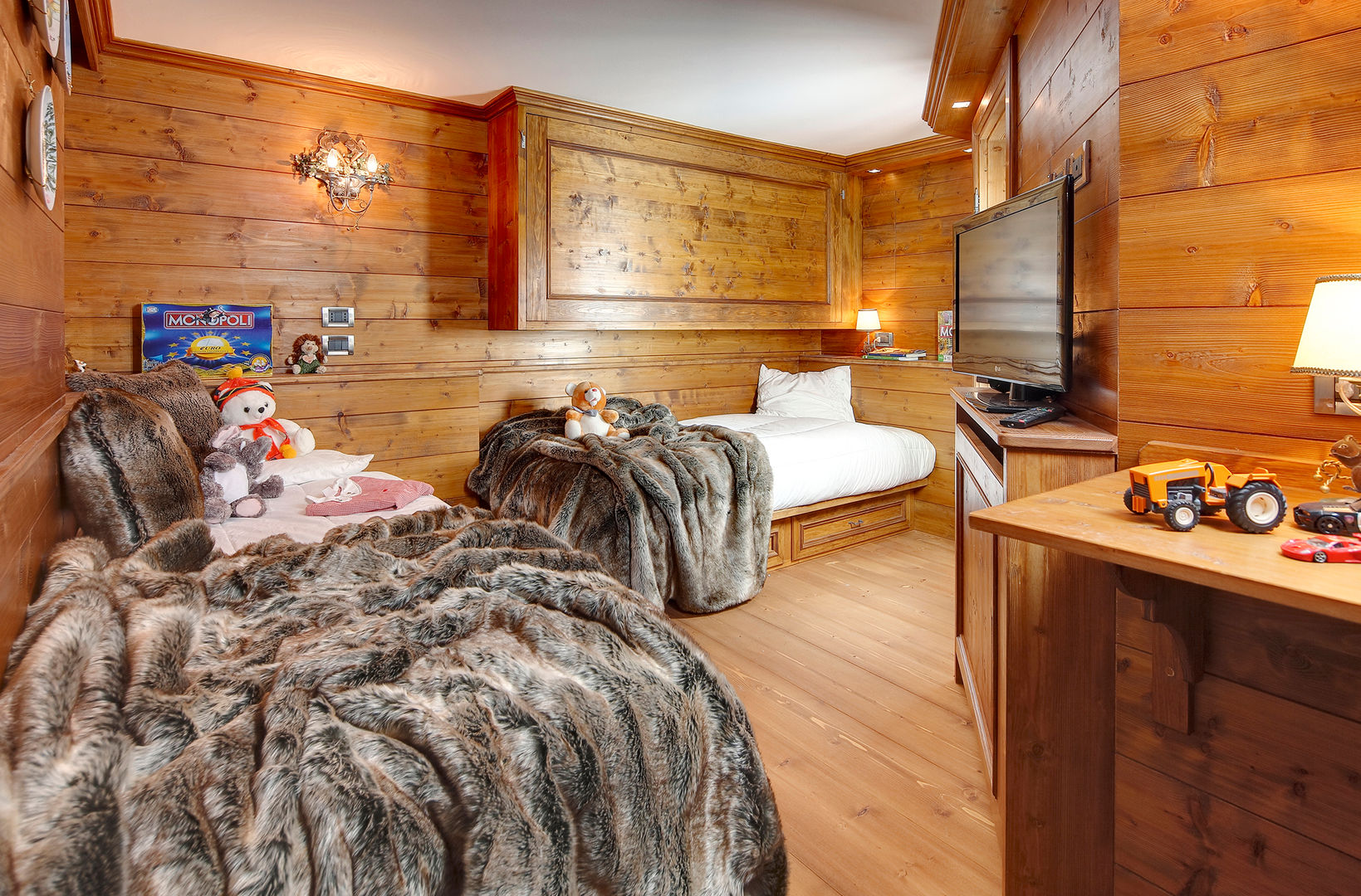 A tipical house with rock inside in Cortina d'Ampezzo, Ambra Piccin Architetto Ambra Piccin Architetto Rustic style bedroom Wood Wood effect Beds & headboards