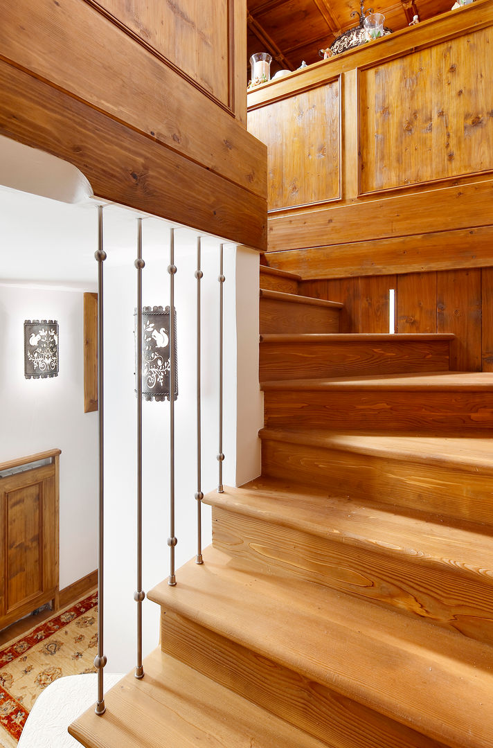 A tipical house with rock inside in Cortina d'Ampezzo, Ambra Piccin Architetto Ambra Piccin Architetto Escaleras Madera Acabado en madera Escaleras