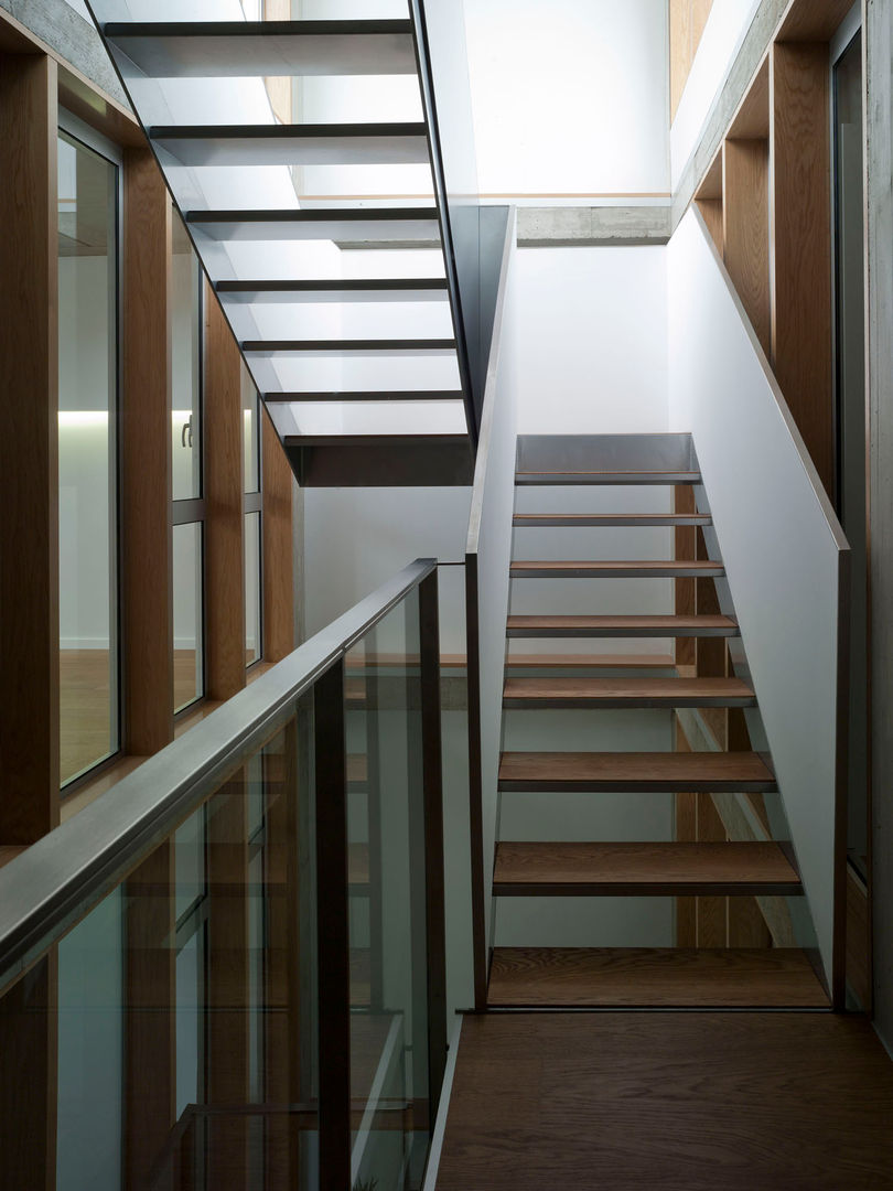 VIVIENDA EN CASTELLAR, daia arquitectes slp daia arquitectes slp Modern corridor, hallway & stairs