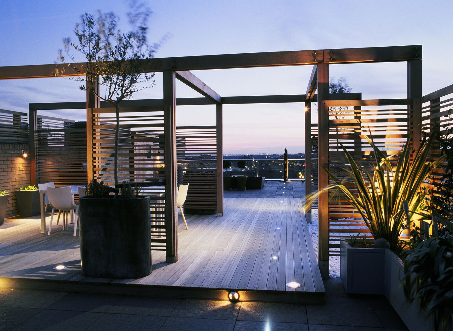 A city roof terrace, Hampstead, Bowles & Wyer Bowles & Wyer Modern Balkon, Veranda & Teras