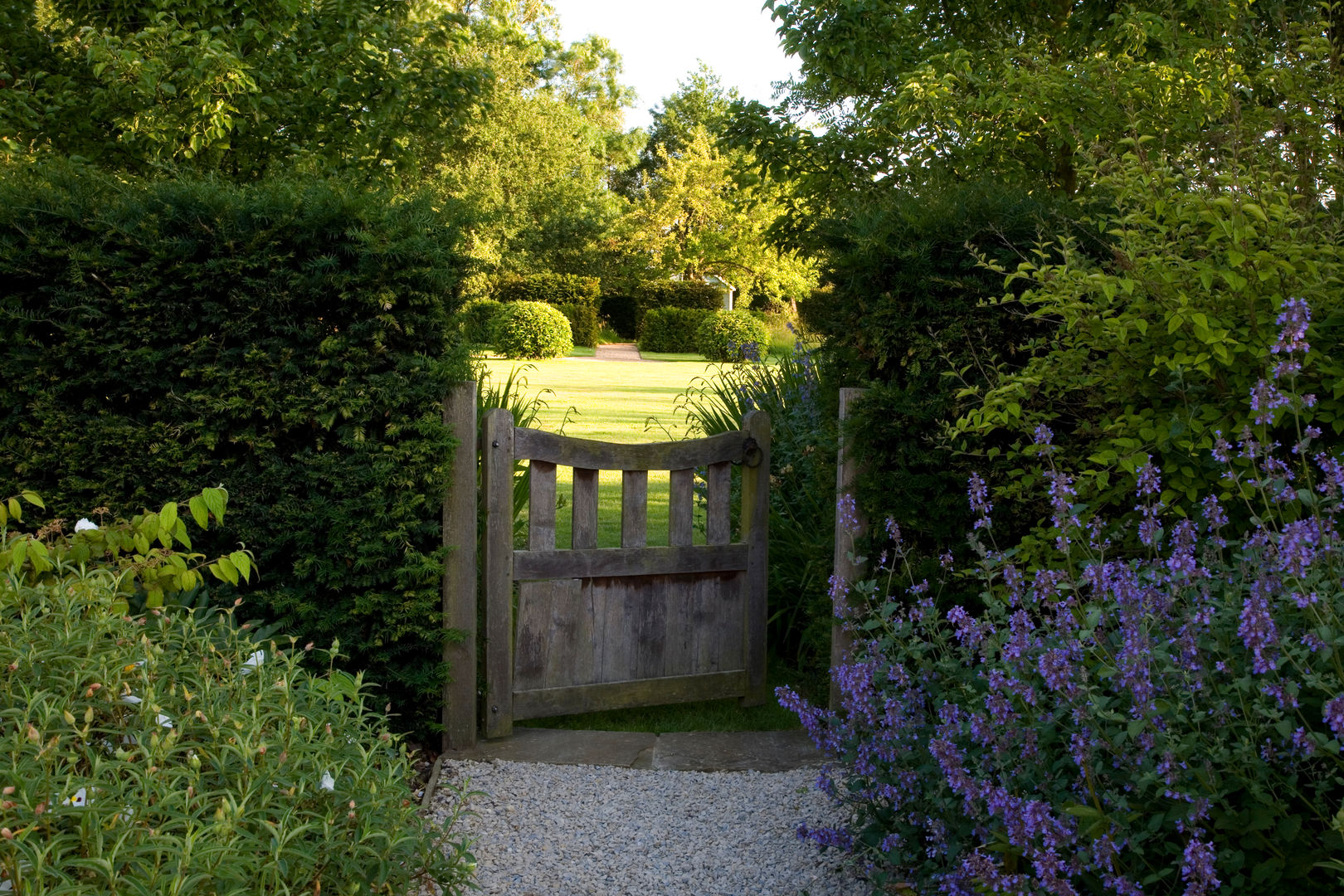 A country garden in the Cotswolds, Bowles & Wyer Bowles & Wyer حديقة