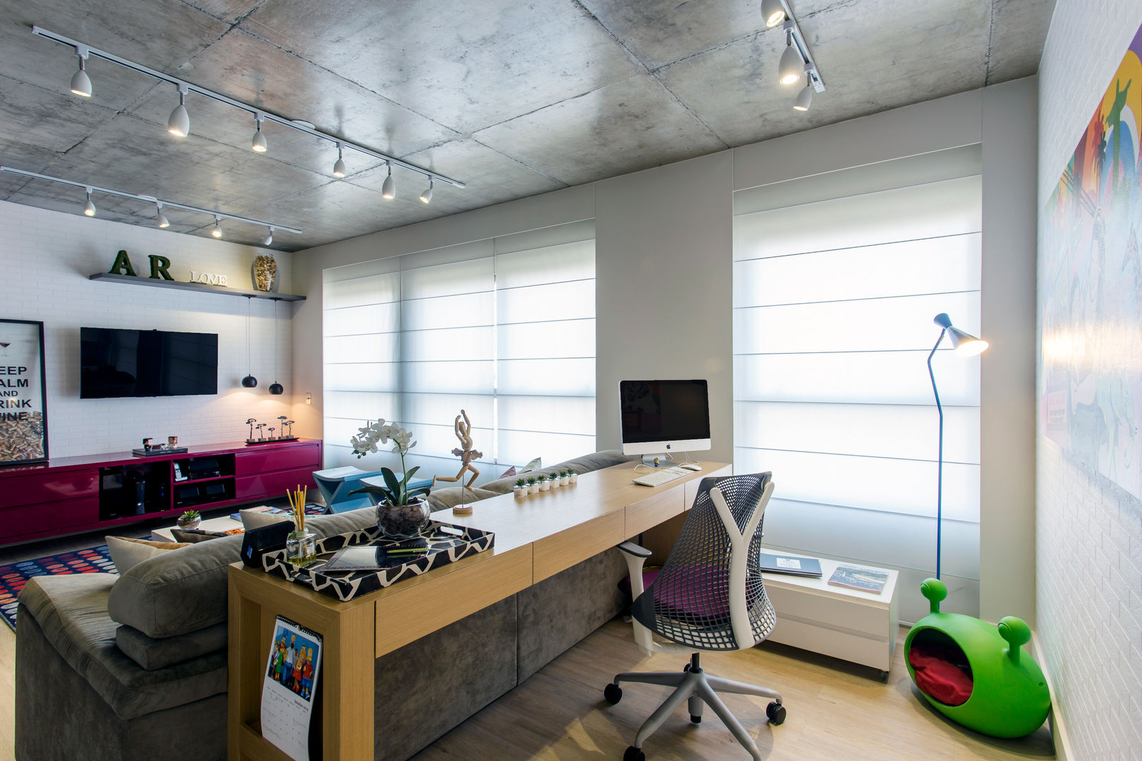 O Home Office está integrado com o Estar Adriana Pierantoni Arquitetura & Design Escritórios modernos