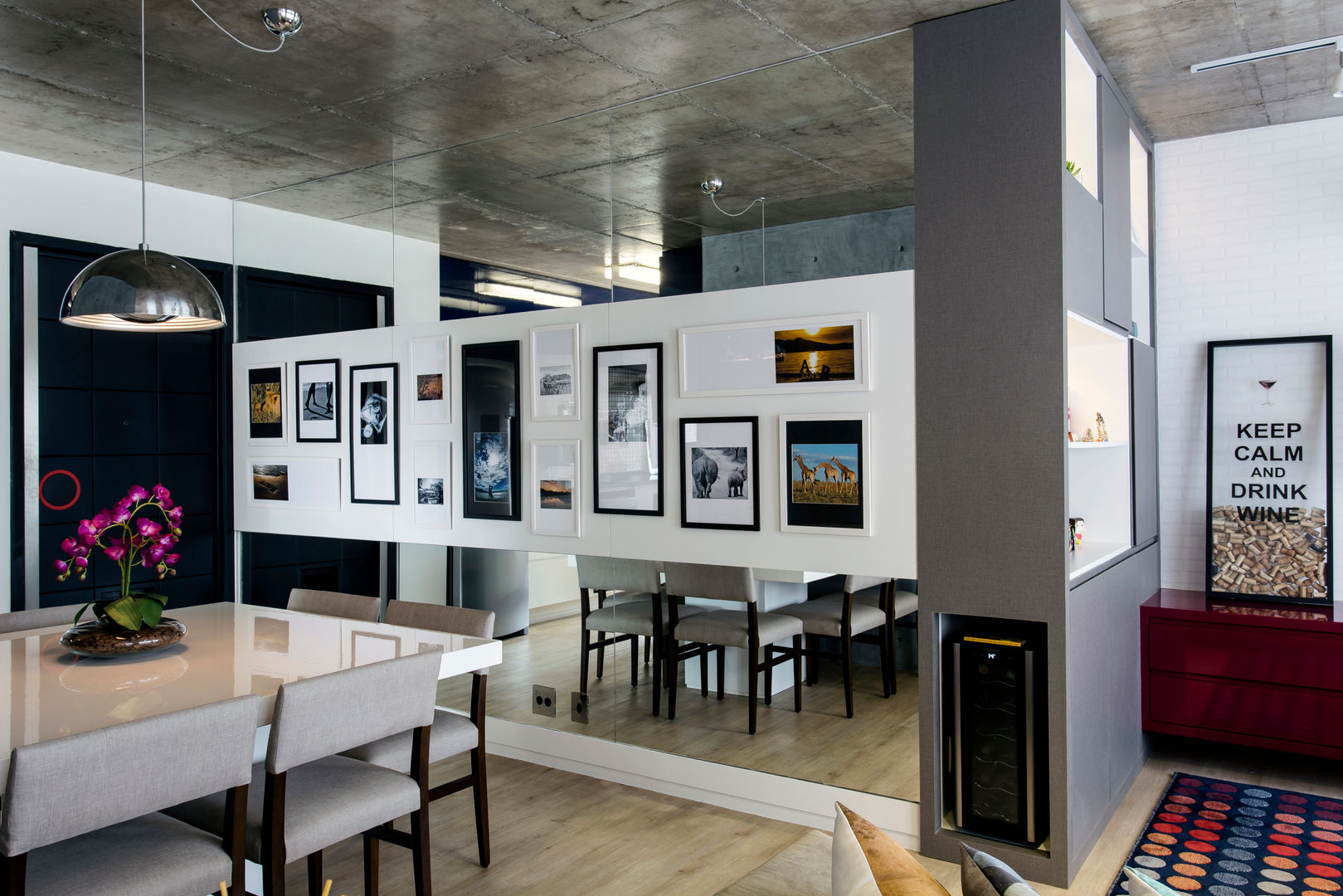 O corredor ganhou uma galeria de fotos Adriana Pierantoni Arquitetura & Design Corredores, halls e escadas modernos