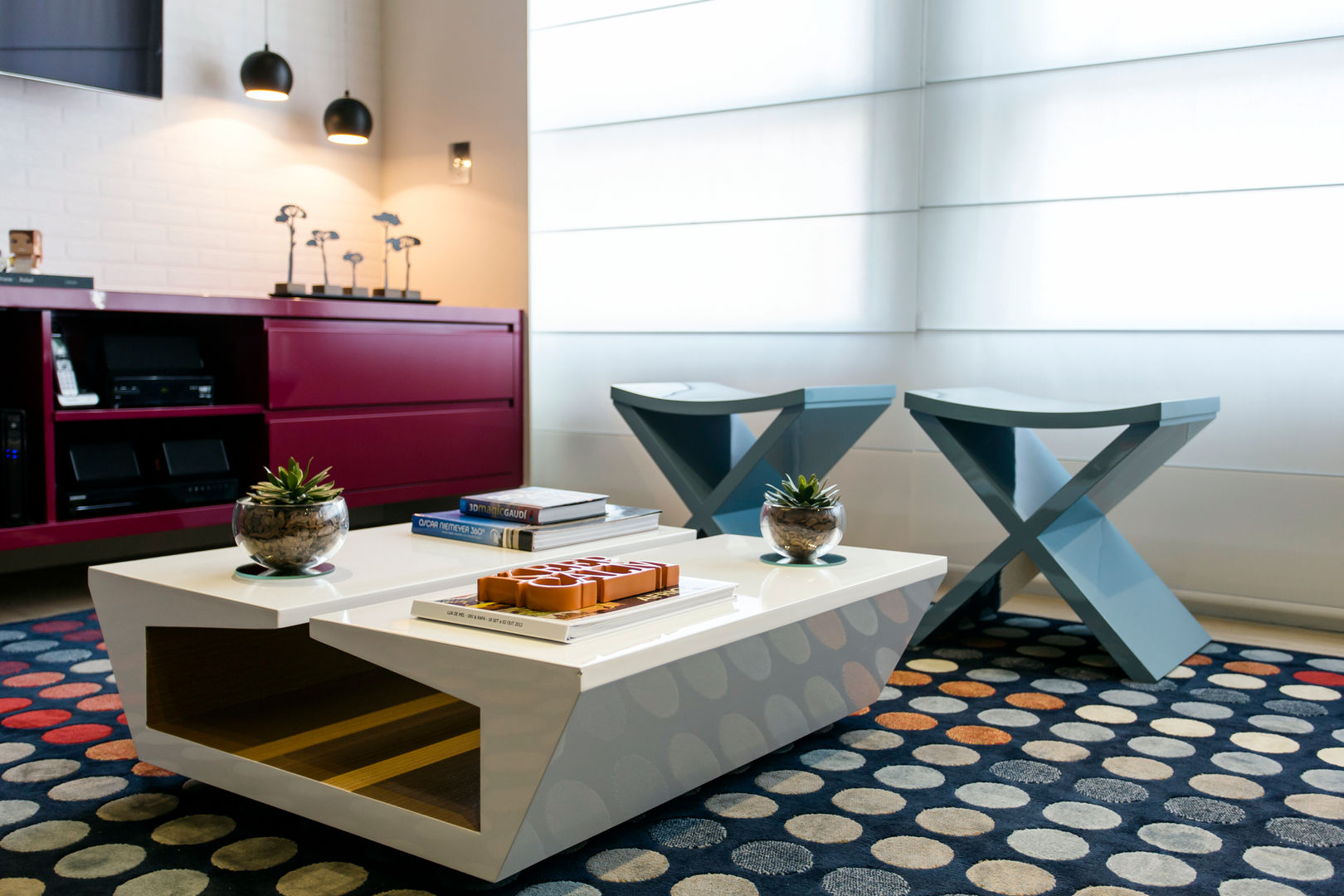 Mesa em laca com madeira na parte interna Adriana Pierantoni Arquitetura & Design Salas de estar modernas