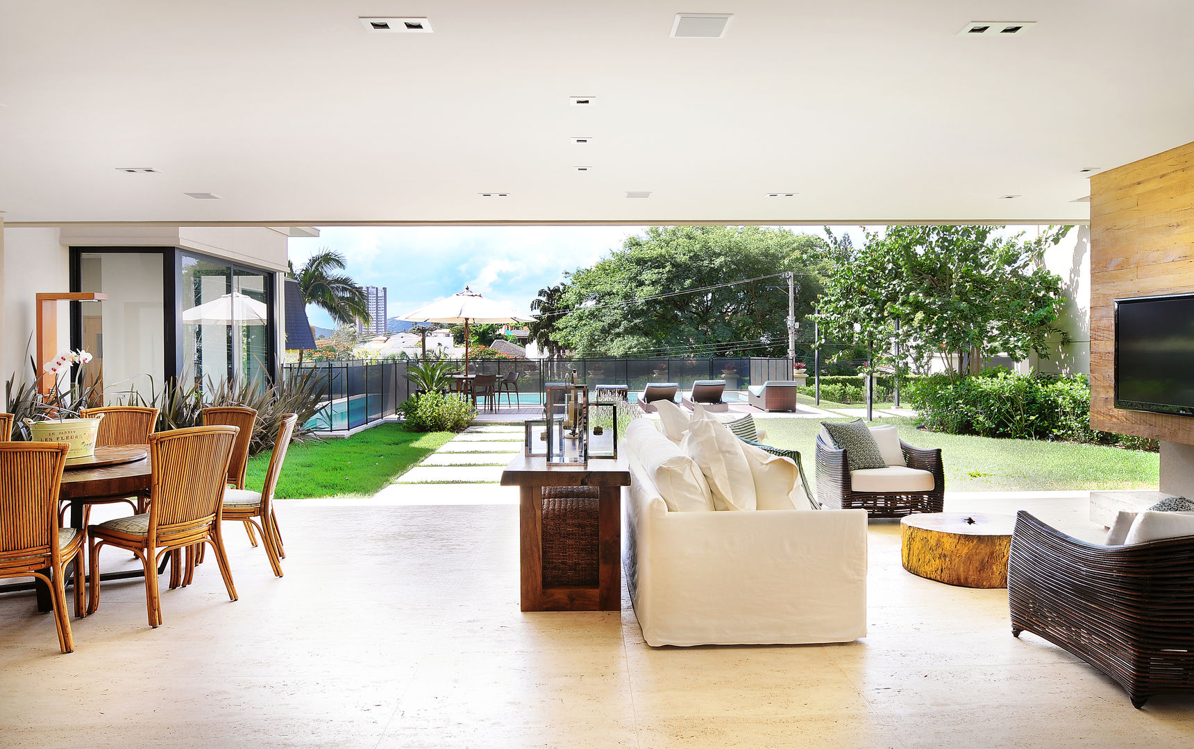 Arquitetura e Interiores, BRENO SANTIAGO ARQUITETURA E INTERIORES BRENO SANTIAGO ARQUITETURA E INTERIORES モダンデザインの テラス