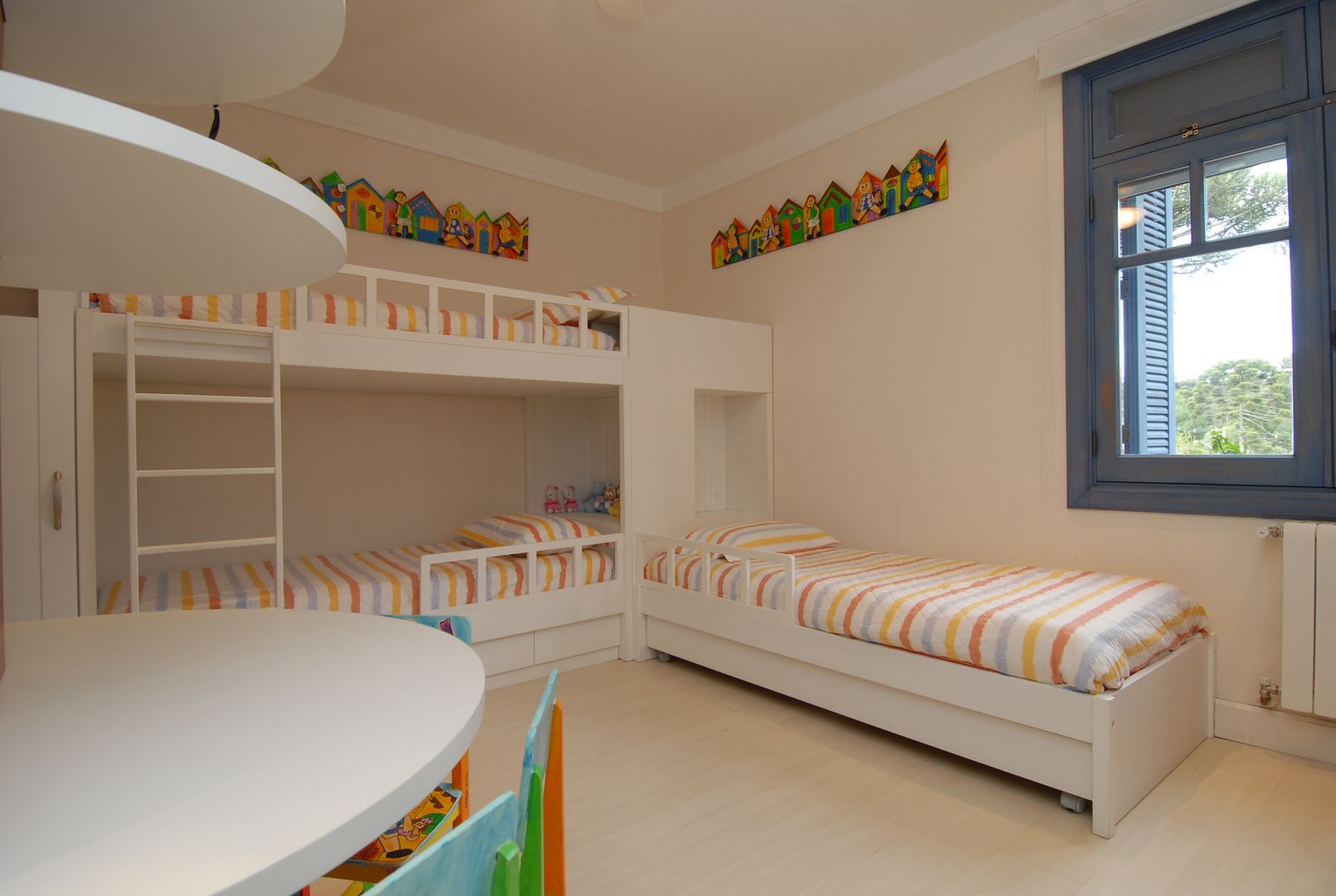 Casa Reserva da Serra, Finkelstein Arquitetos Finkelstein Arquitetos Colonial style nursery/kids room Wood-Plastic Composite Beds & cribs