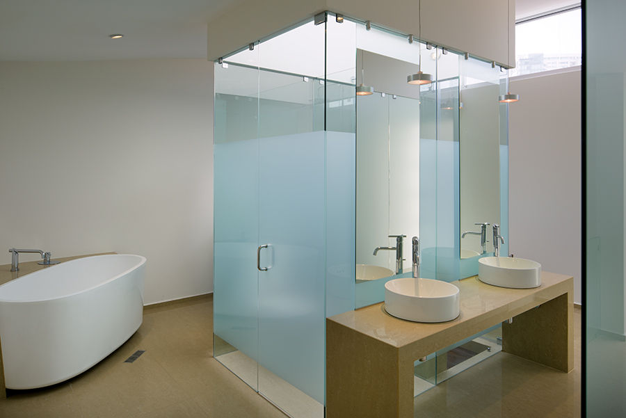 homify Modern bathroom سرامک