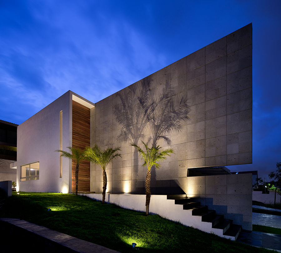 C +C FACHADA homify Casas estilo moderno: ideas, arquitectura e imágenes Piedra