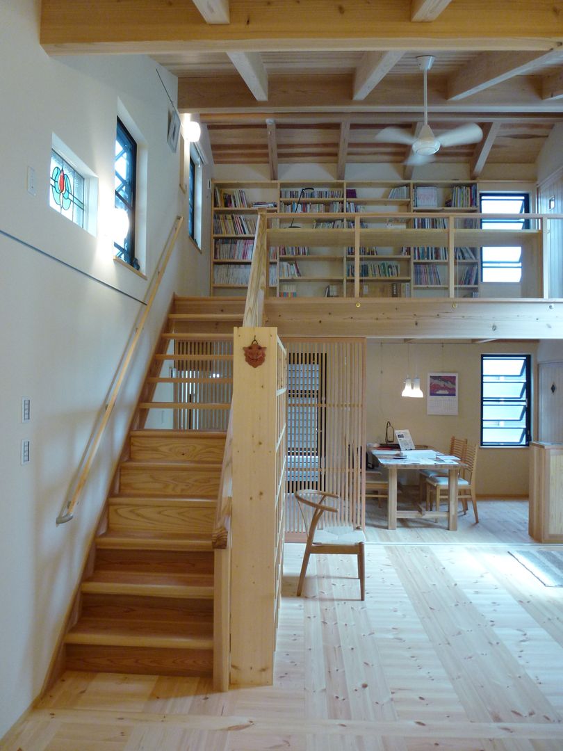 2階への階段 上野貴建築研究所 カントリースタイルの 寝室 木 木目調