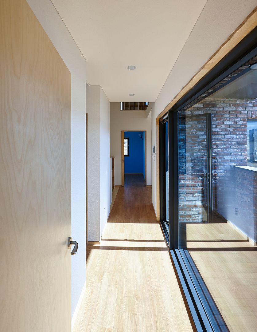원주 W-House (박물관이 살아있다), (주)유타건축사사무소 (주)유타건축사사무소 Modern corridor, hallway & stairs لکڑی Wood effect