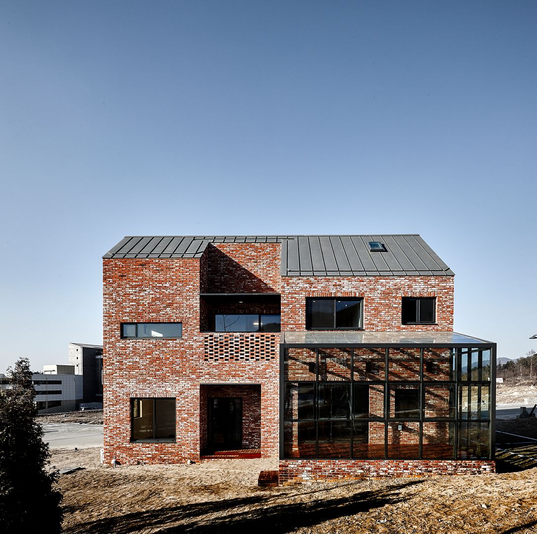 원주 W-House (박물관이 살아있다), (주)유타건축사사무소 (주)유타건축사사무소 Casas estilo moderno: ideas, arquitectura e imágenes Ladrillos