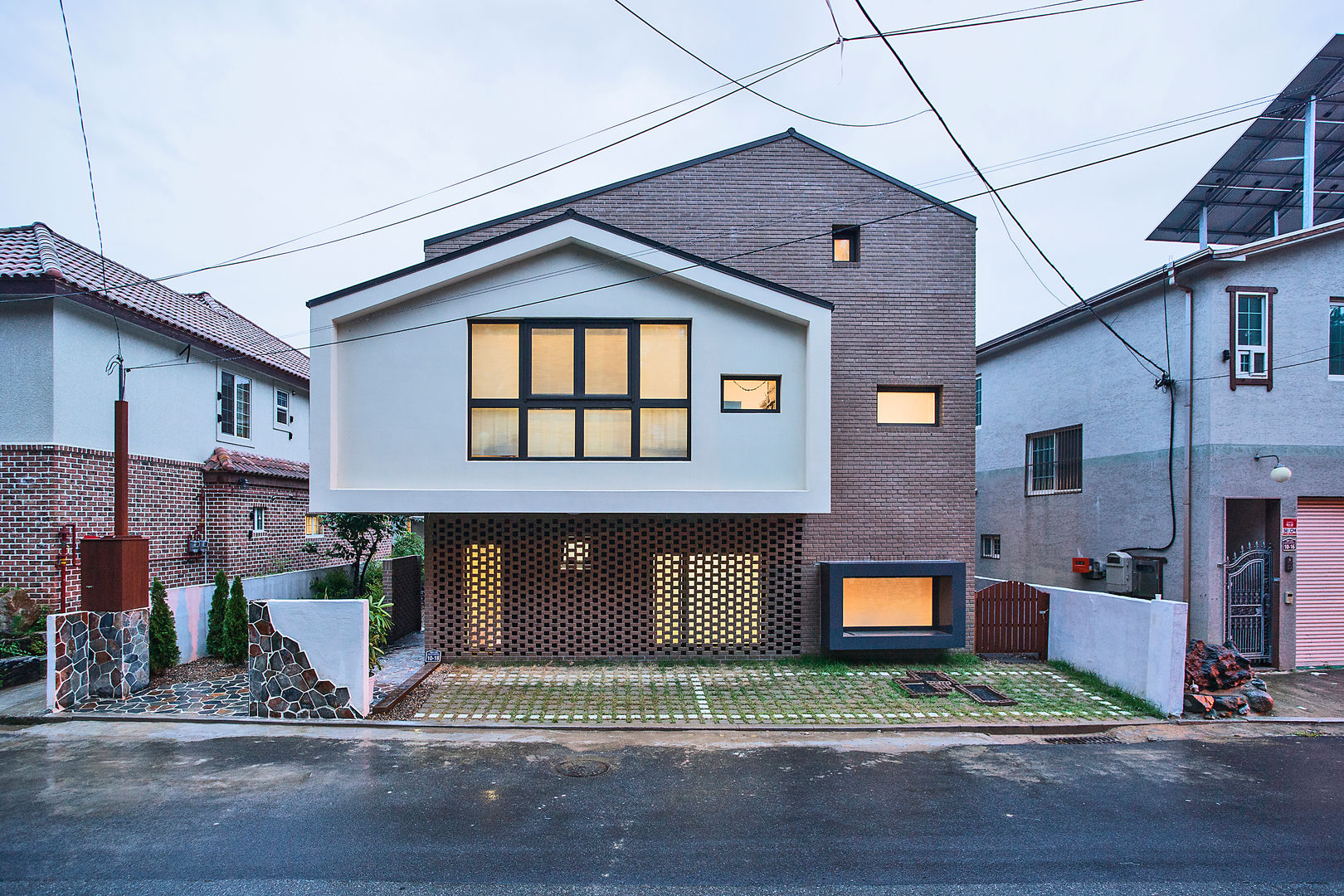 창원 재미있는 집 , (주)유타건축사사무소 (주)유타건축사사무소 Modern houses اینٹوں